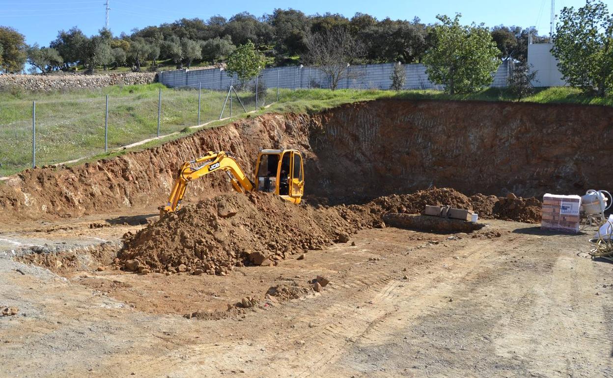 Movimiento de tierra para la construcción de los vestuarios del campo de césped artificial.Cedida.