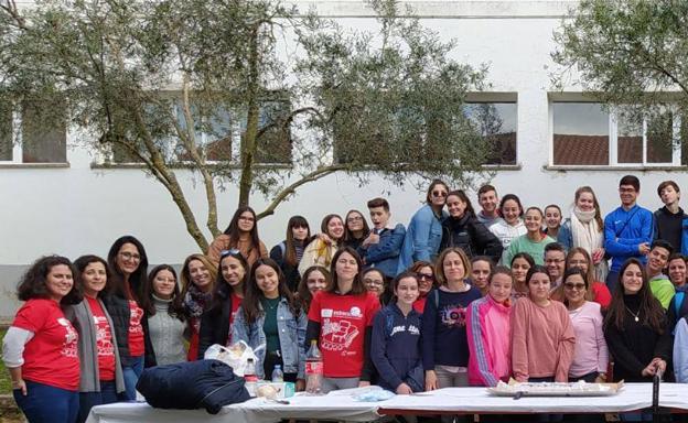 Más jóvenes en la foto de grupo de los participantes en el encuentro.