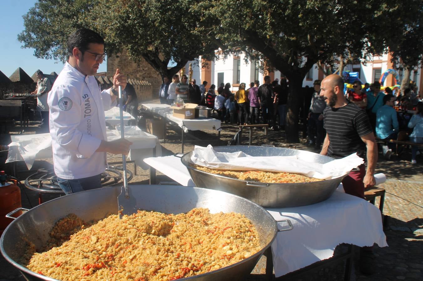 El cocinero jerezano Tomás Carbonero elaborando unas deliciosas migas.