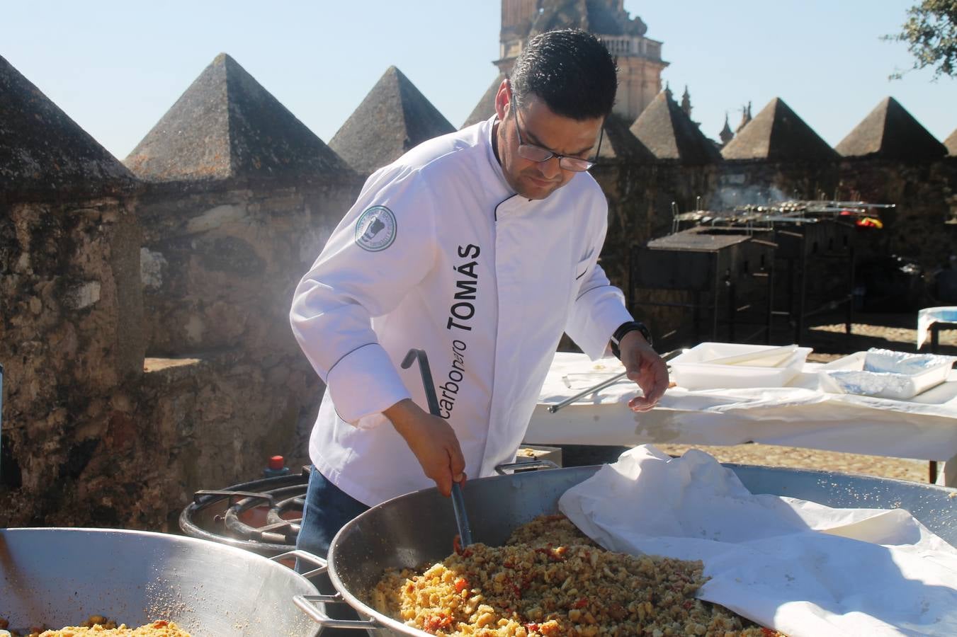 El cocinero jerezano Tomás Carbonero elaborando unas deliciosas migas.