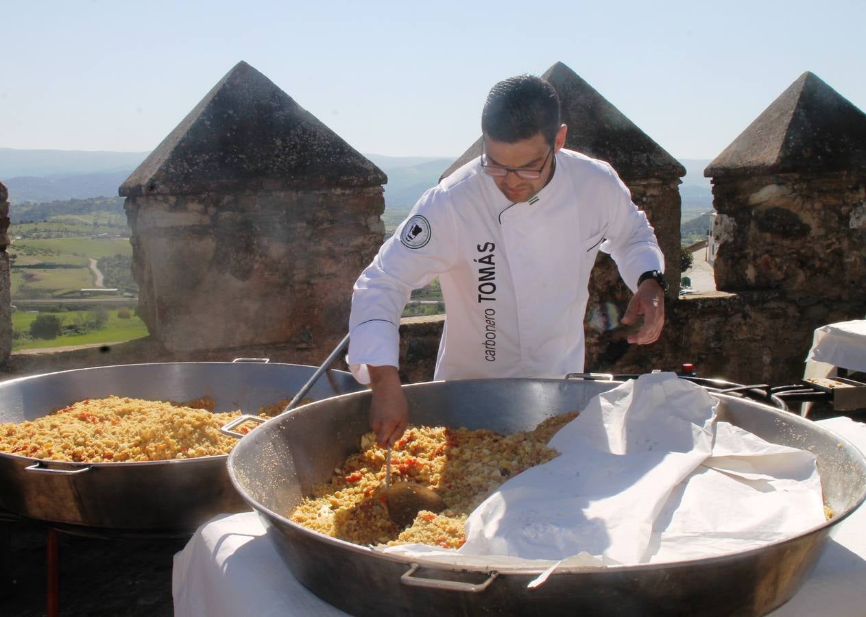 El cocinero jerezano Tomás Carbonero elaborando unas deliciosas migas.