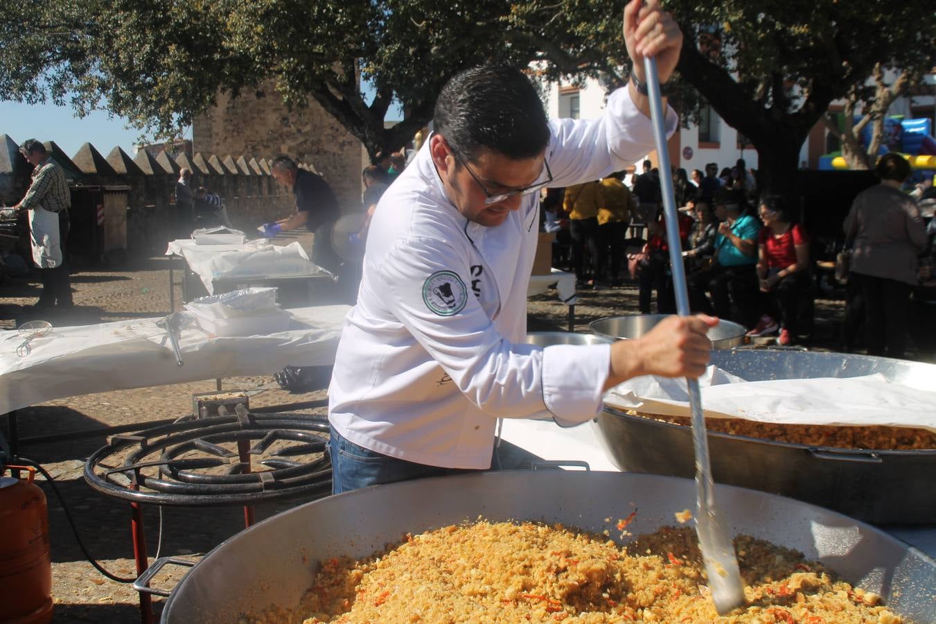 El cocinero jerezano Tomás Carbonero elaborando unas deliciosas migas.