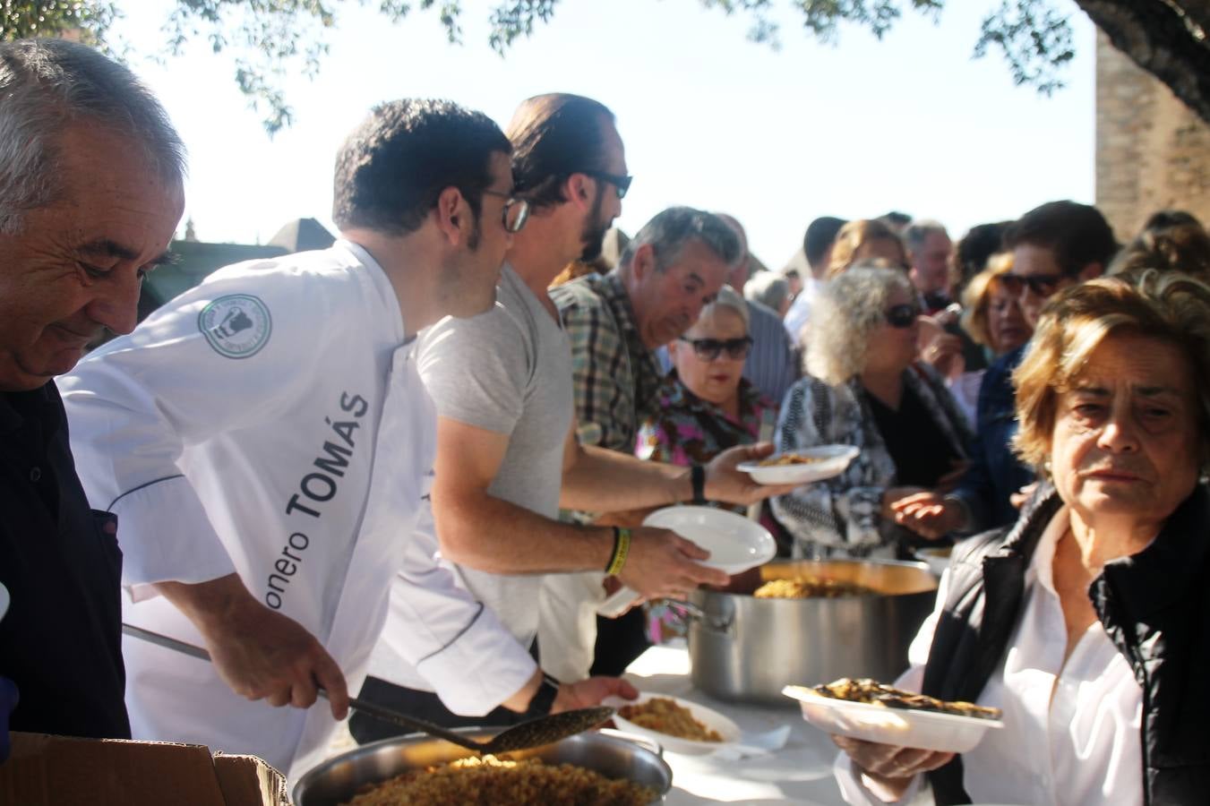 El cocinero jerezano Tomás Carbonero elaborando unas deliciosas migas.
