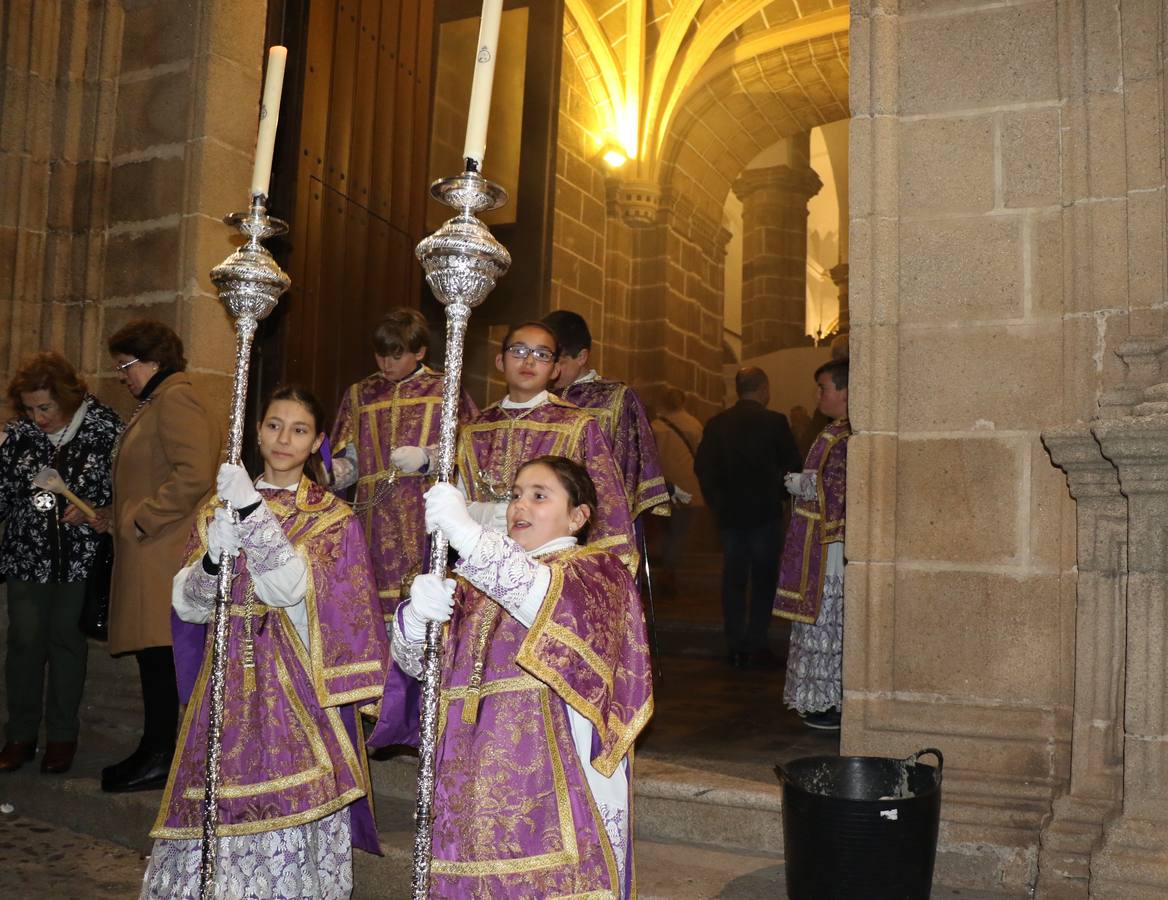 Numerosos fieles acompañaron el traslado desde la iglesia de San Miguel hasta la ermita de Los Mártires.