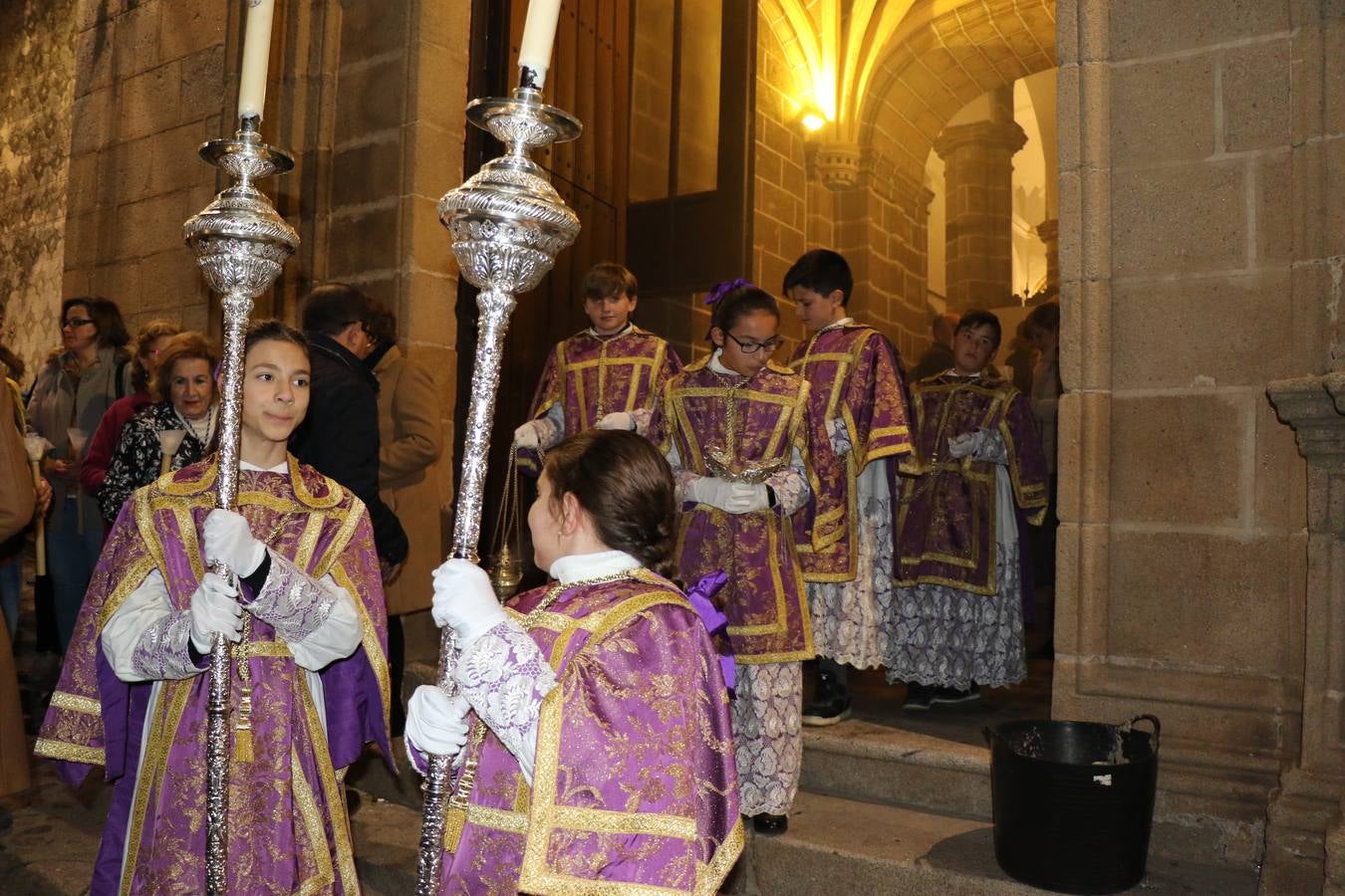 Numerosos fieles acompañaron el traslado desde la iglesia de San Miguel hasta la ermita de Los Mártires.
