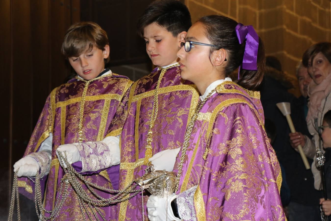 Numerosos fieles acompañaron el traslado desde la iglesia de San Miguel hasta la ermita de Los Mártires.