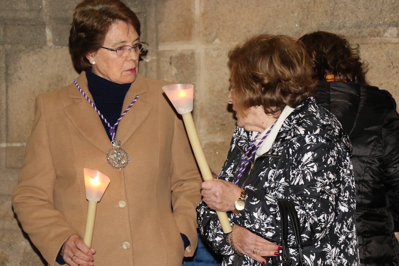 Numerosos fieles acompañaron el traslado desde la iglesia de San Miguel hasta la ermita de Los Mártires.