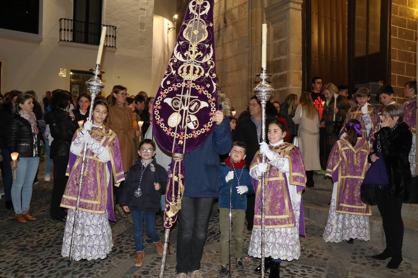 Numerosos fieles acompañaron el traslado desde la iglesia de San Miguel hasta la ermita de Los Mártires.