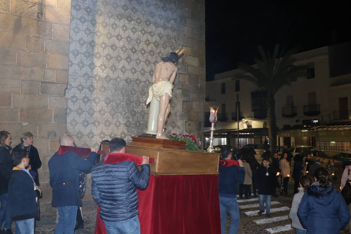 Numerosos fieles acompañaron el traslado desde la iglesia de San Miguel hasta la ermita de Los Mártires.