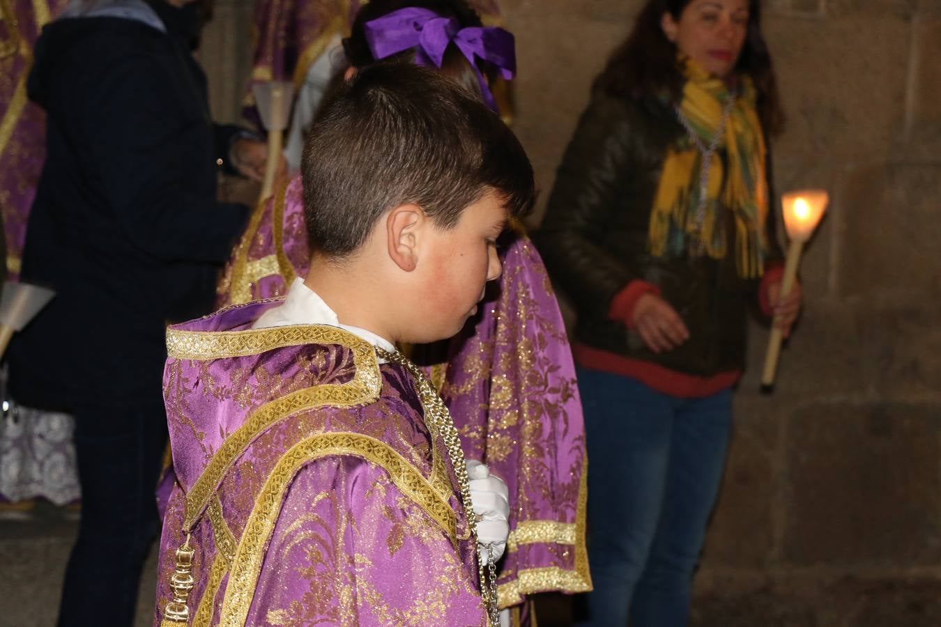 Numerosos fieles acompañaron el traslado desde la iglesia de San Miguel hasta la ermita de Los Mártires.