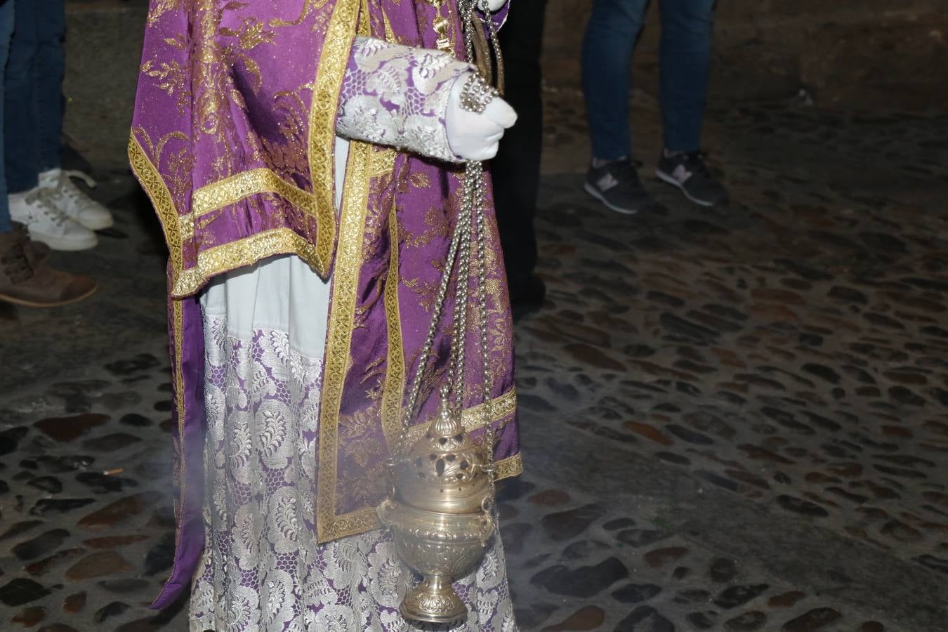 Numerosos fieles acompañaron el traslado desde la iglesia de San Miguel hasta la ermita de Los Mártires.