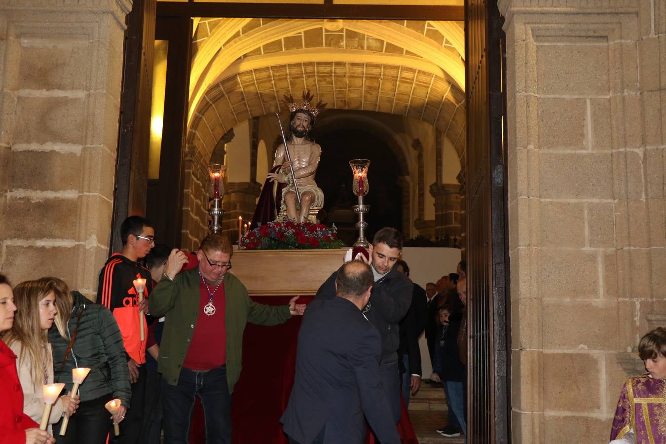 Numerosos fieles acompañaron el traslado desde la iglesia de San Miguel hasta la ermita de Los Mártires.
