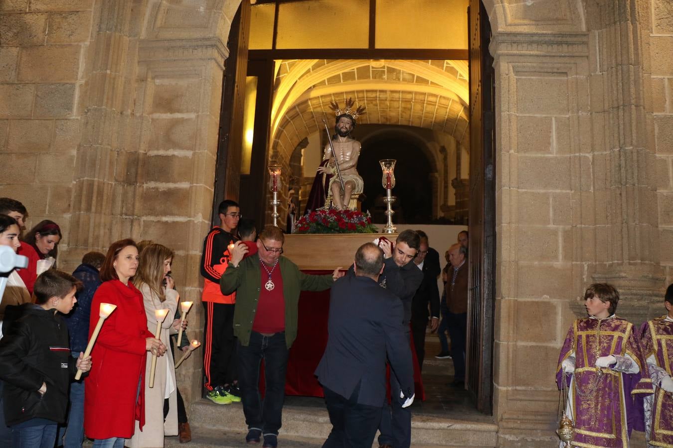 Numerosos fieles acompañaron el traslado desde la iglesia de San Miguel hasta la ermita de Los Mártires.
