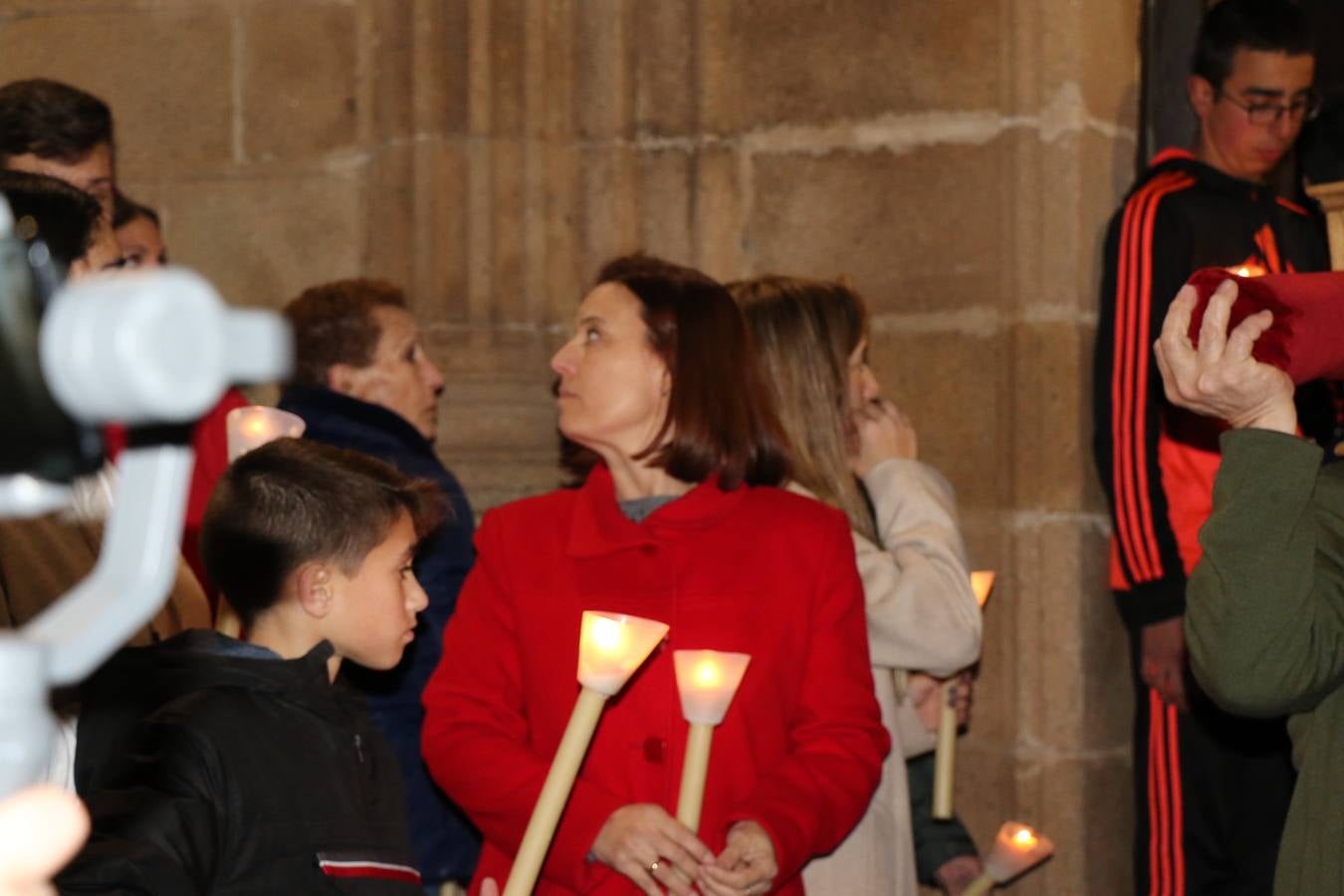 Numerosos fieles acompañaron el traslado desde la iglesia de San Miguel hasta la ermita de Los Mártires.
