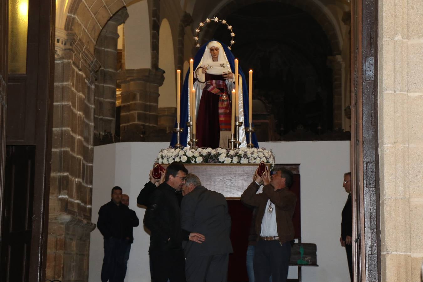 Numerosos fieles acompañaron el traslado desde la iglesia de San Miguel hasta la ermita de Los Mártires.