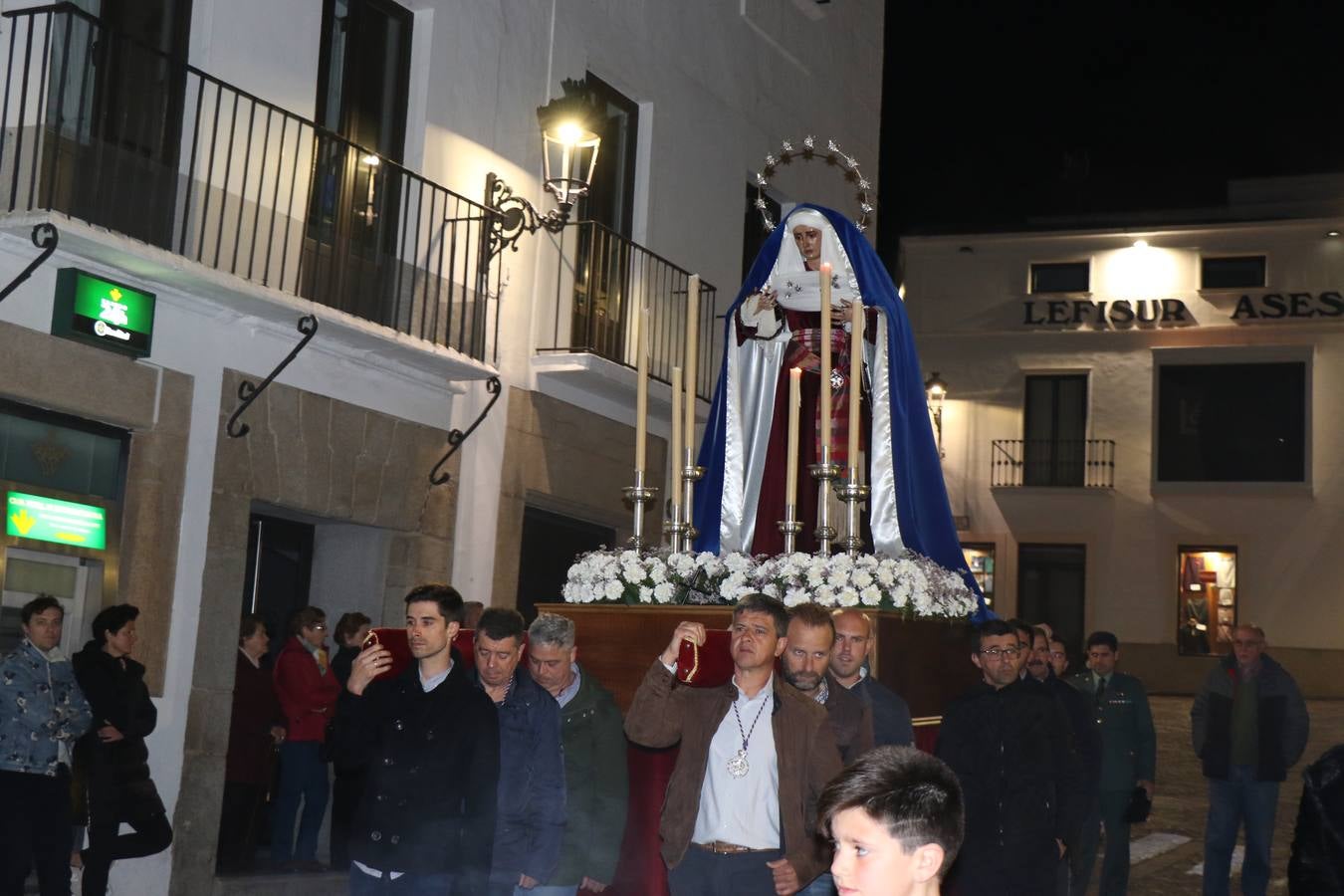 Numerosos fieles acompañaron el traslado desde la iglesia de San Miguel hasta la ermita de Los Mártires.