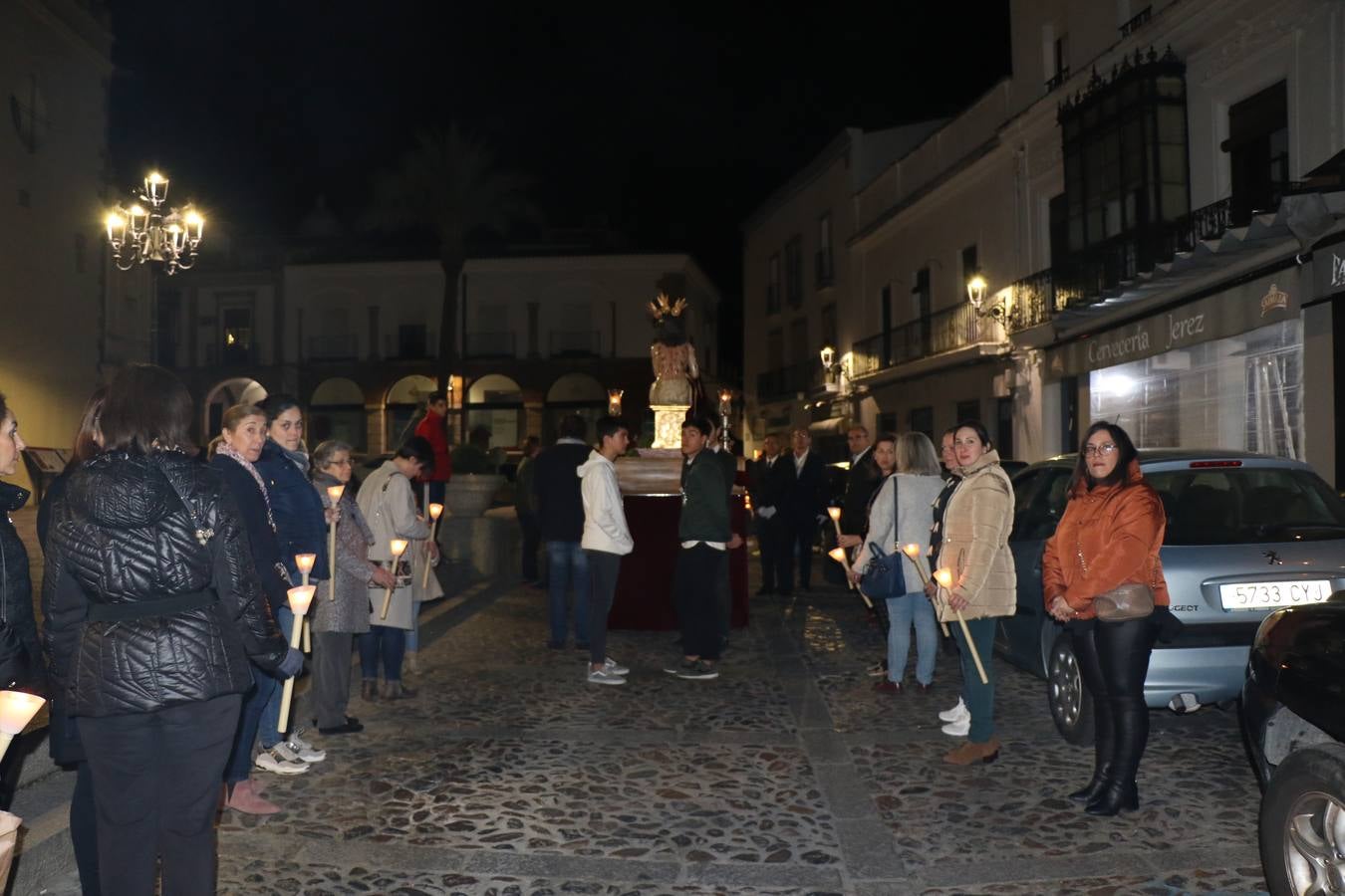 Numerosos fieles acompañaron el traslado desde la iglesia de San Miguel hasta la ermita de Los Mártires.