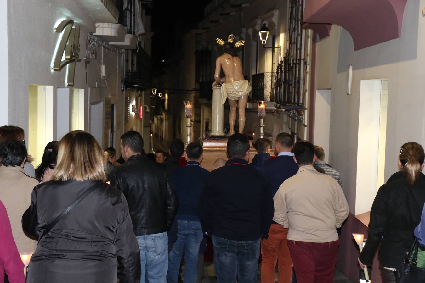 Numerosos fieles acompañaron el traslado desde la iglesia de San Miguel hasta la ermita de Los Mártires.