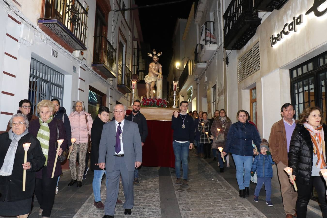 Numerosos fieles acompañaron el traslado desde la iglesia de San Miguel hasta la ermita de Los Mártires.