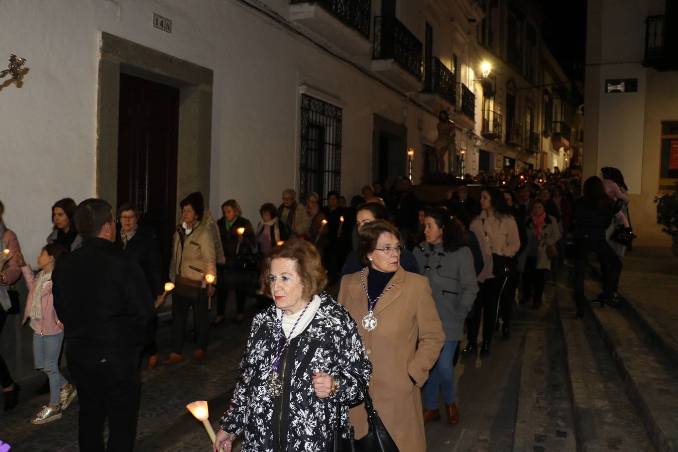 Numerosos fieles acompañaron el traslado desde la iglesia de San Miguel hasta la ermita de Los Mártires.