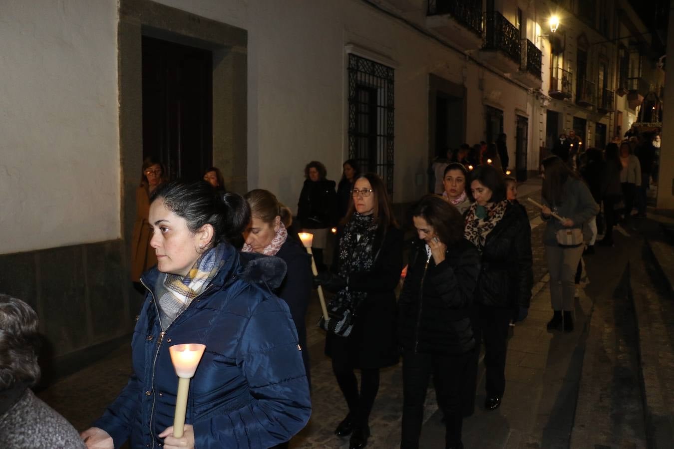 Numerosos fieles acompañaron el traslado desde la iglesia de San Miguel hasta la ermita de Los Mártires.