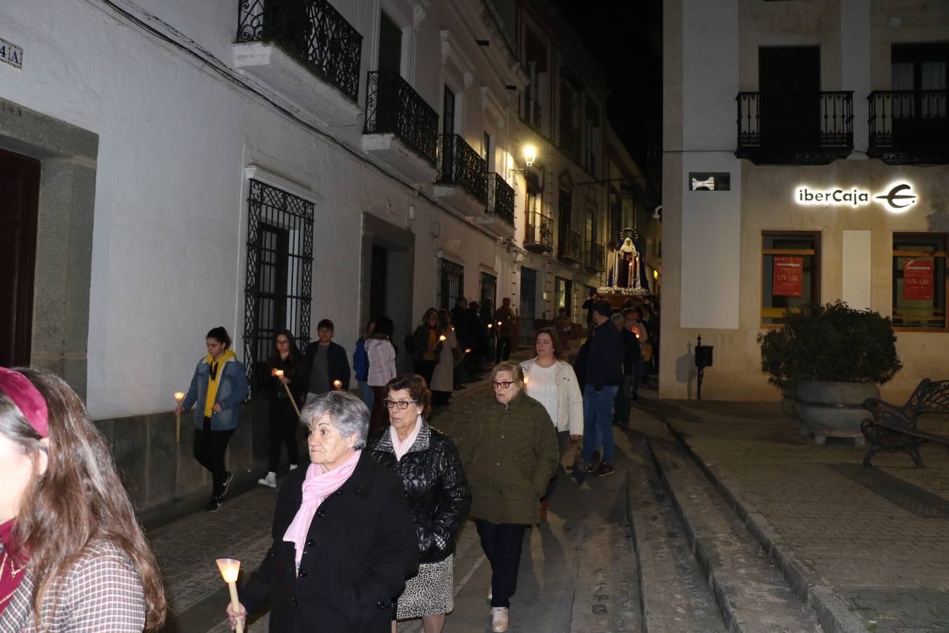 Numerosos fieles acompañaron el traslado desde la iglesia de San Miguel hasta la ermita de Los Mártires.