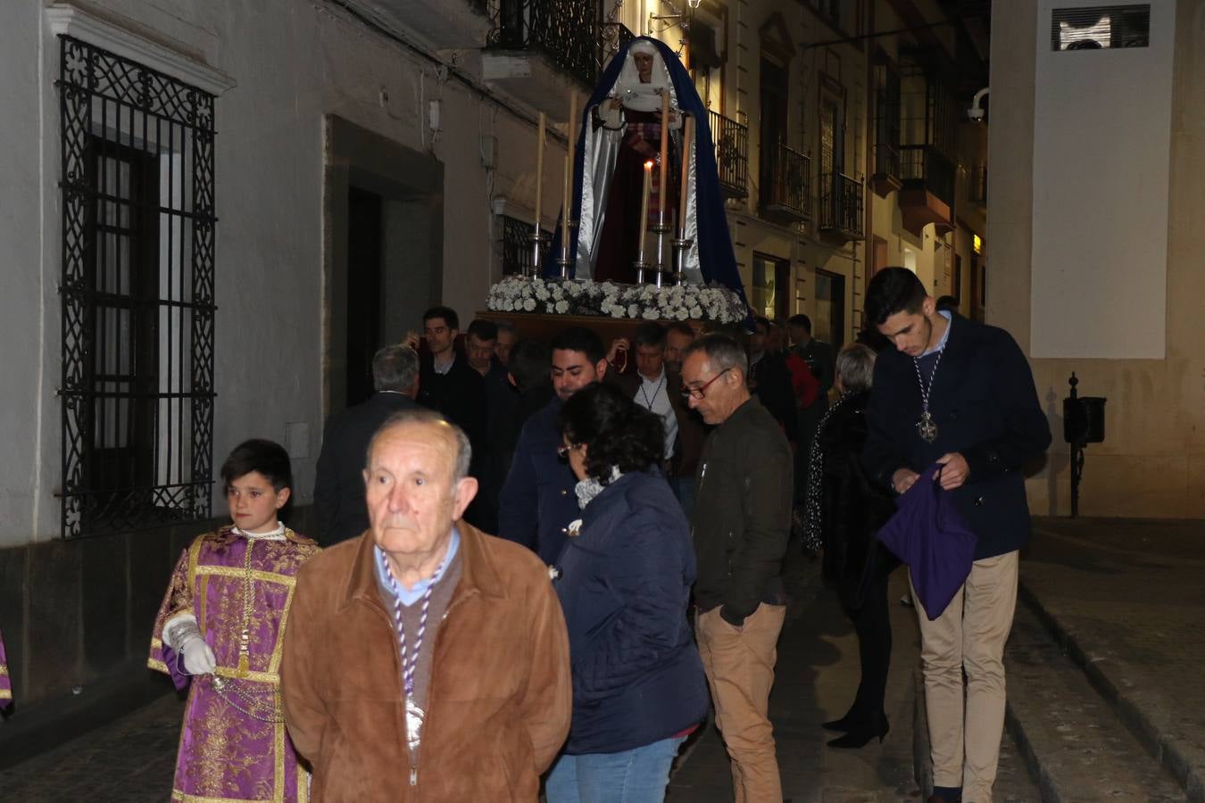 Numerosos fieles acompañaron el traslado desde la iglesia de San Miguel hasta la ermita de Los Mártires.