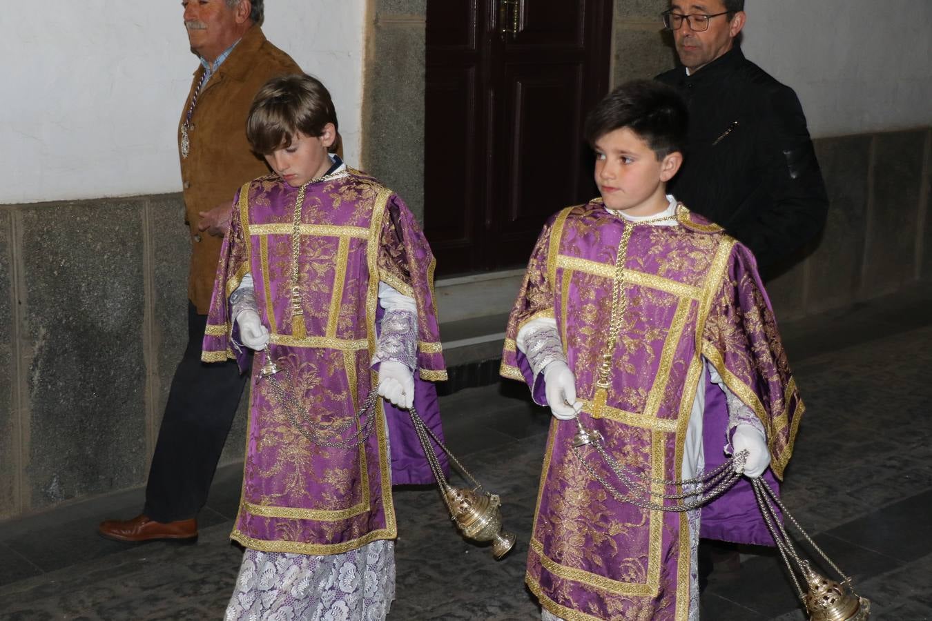 Numerosos fieles acompañaron el traslado desde la iglesia de San Miguel hasta la ermita de Los Mártires.