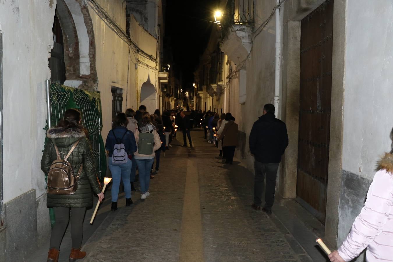 Numerosos fieles acompañaron el traslado desde la iglesia de San Miguel hasta la ermita de Los Mártires.