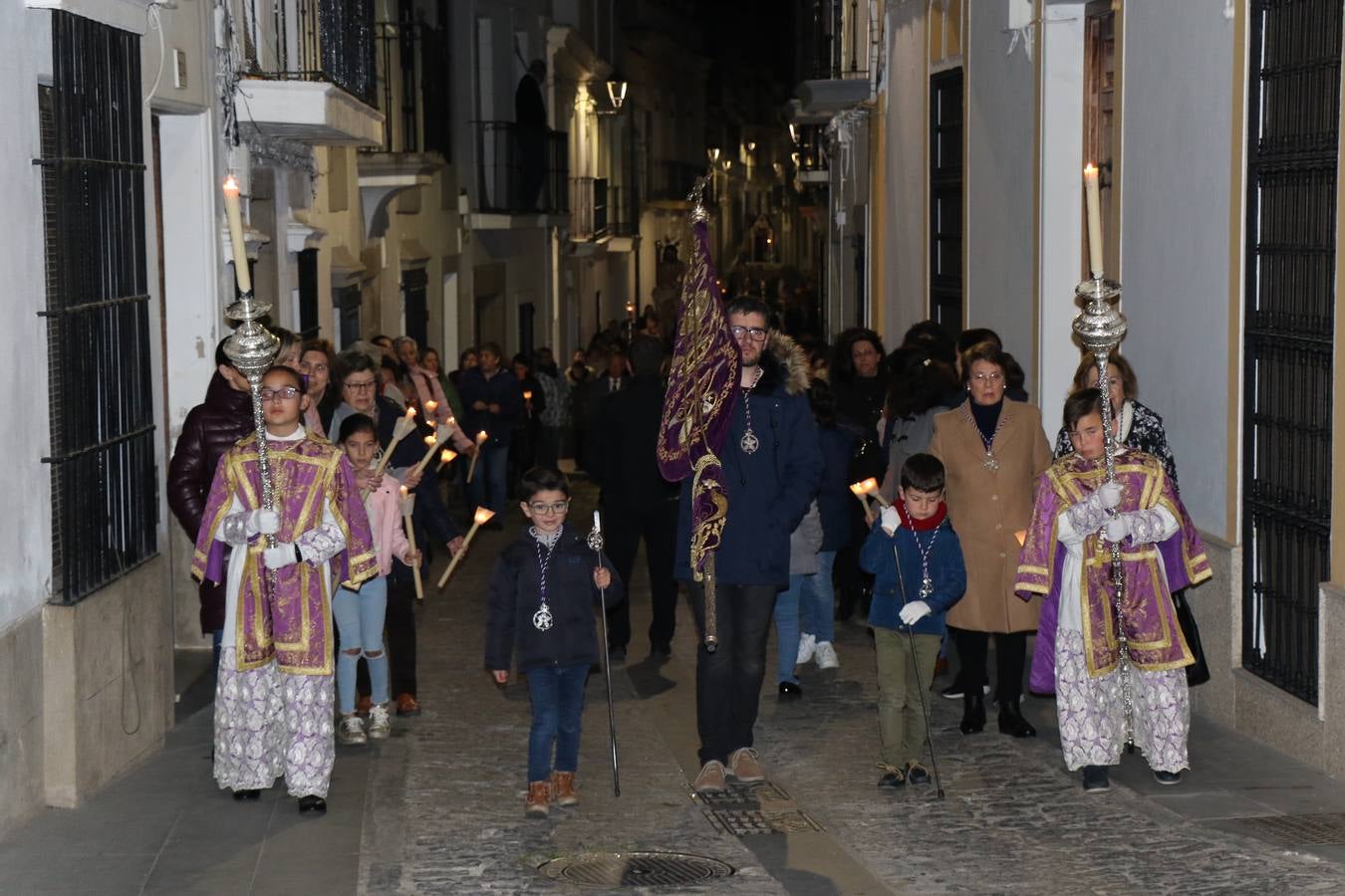 Numerosos fieles acompañaron el traslado desde la iglesia de San Miguel hasta la ermita de Los Mártires.