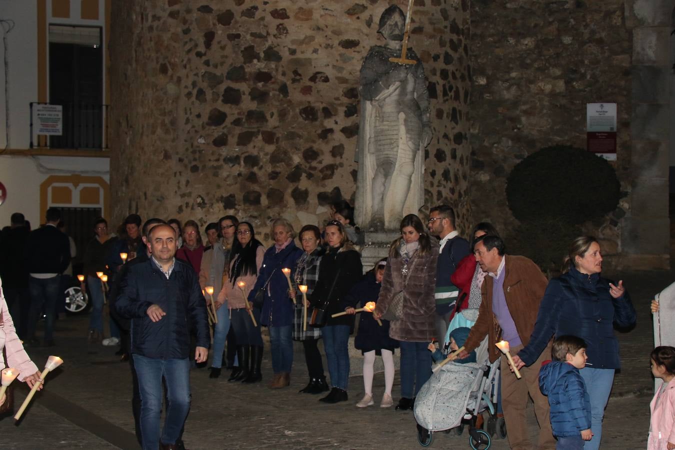 Numerosos fieles acompañaron el traslado desde la iglesia de San Miguel hasta la ermita de Los Mártires.