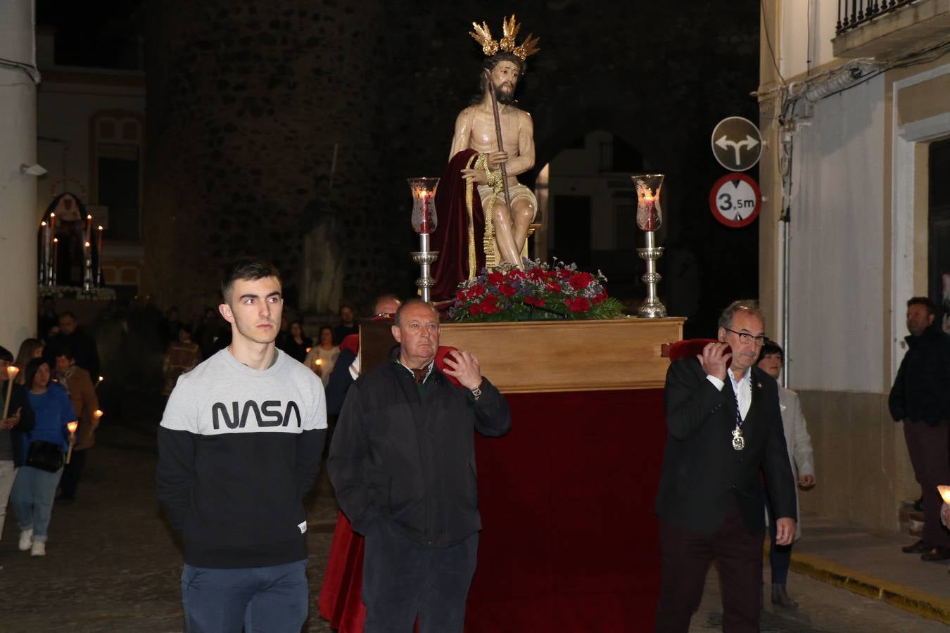 Numerosos fieles acompañaron el traslado desde la iglesia de San Miguel hasta la ermita de Los Mártires.