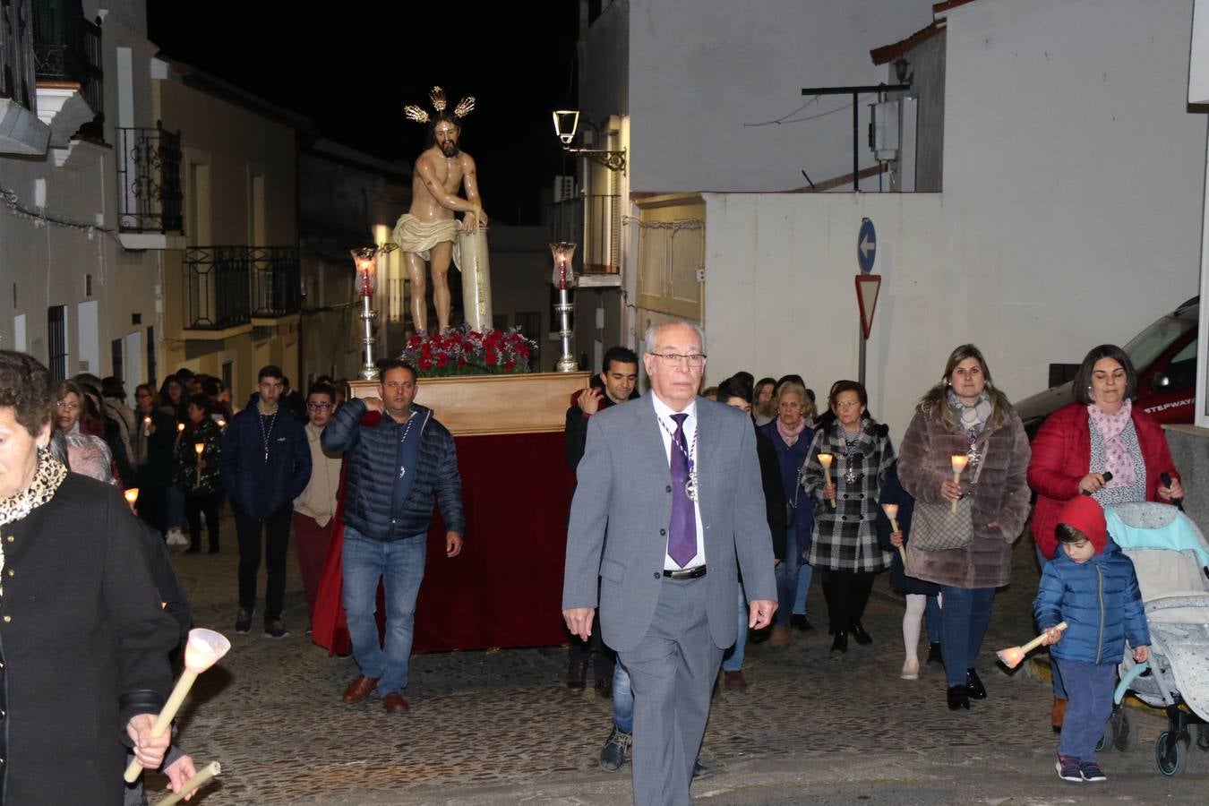 Numerosos fieles acompañaron el traslado desde la iglesia de San Miguel hasta la ermita de Los Mártires.