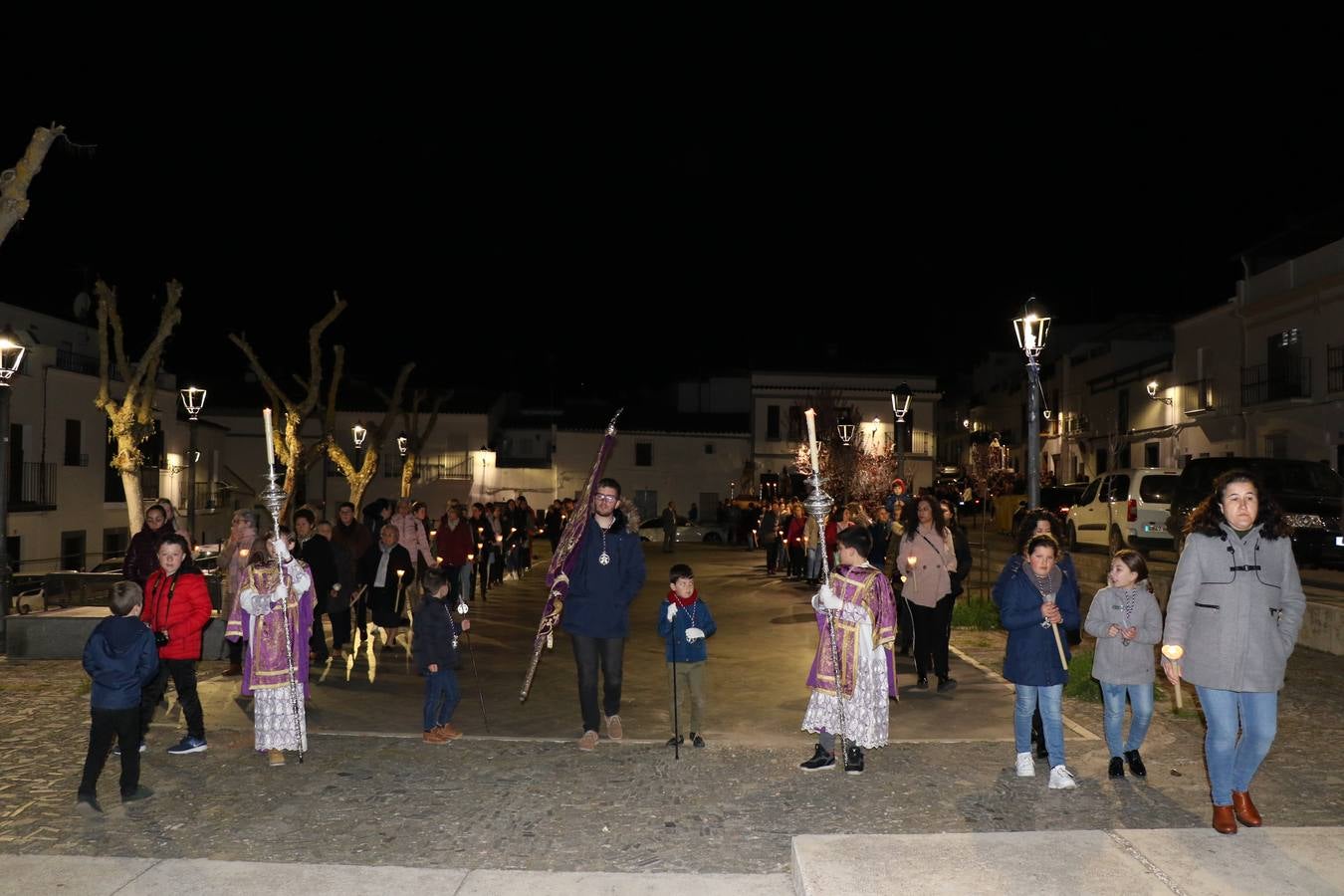 Numerosos fieles acompañaron el traslado desde la iglesia de San Miguel hasta la ermita de Los Mártires.