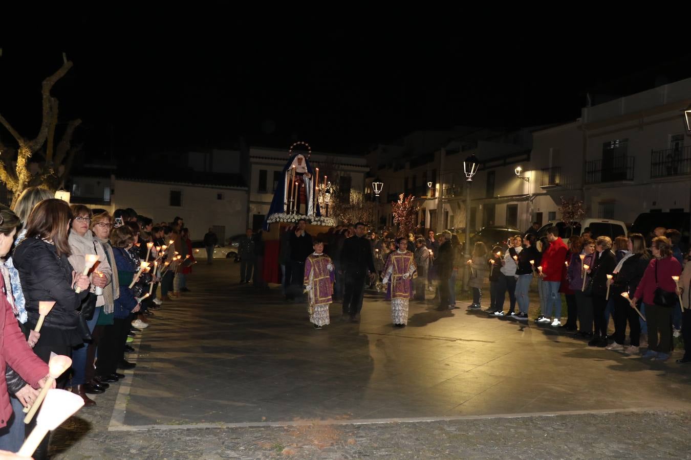 Numerosos fieles acompañaron el traslado desde la iglesia de San Miguel hasta la ermita de Los Mártires.