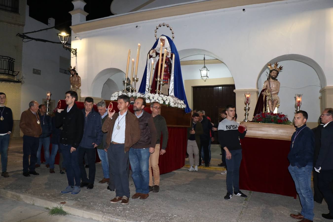 Numerosos fieles acompañaron el traslado desde la iglesia de San Miguel hasta la ermita de Los Mártires.