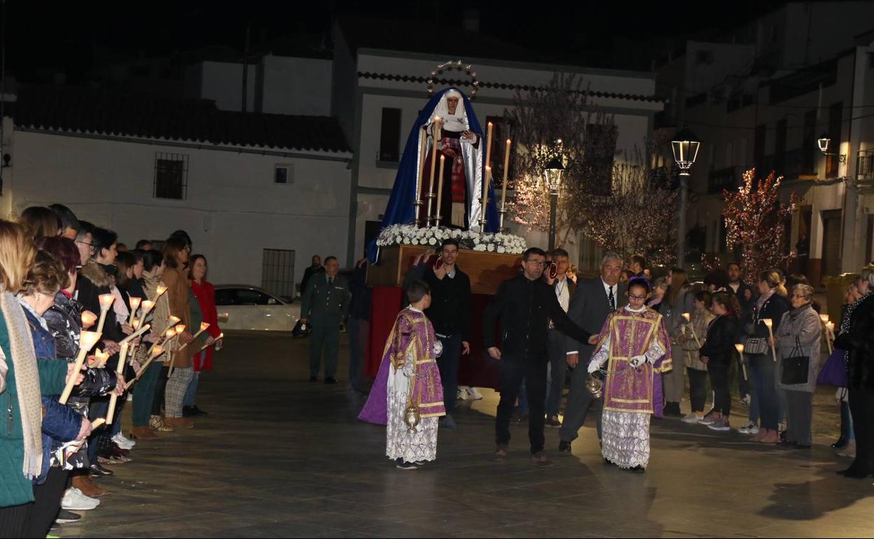Fieles aguardando la llegada de María Santísima de la Amargura al Llano de los Mártires.