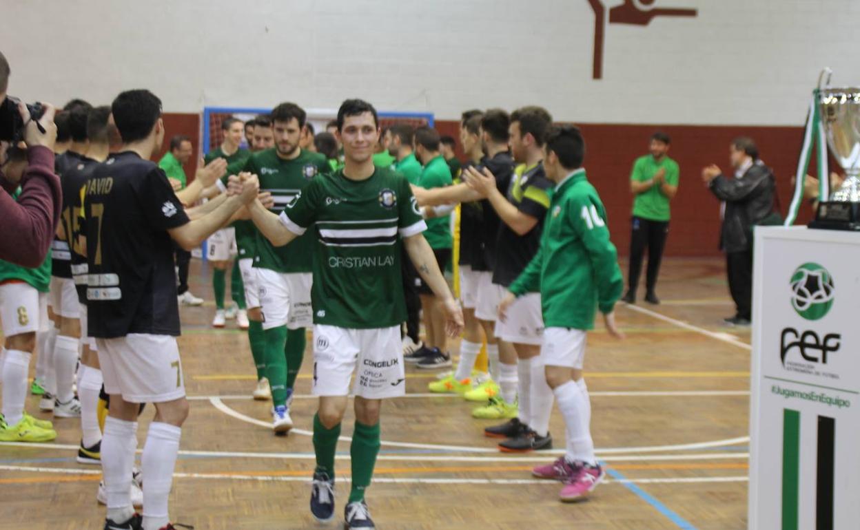 El equipo del Jerez Futsal encaminándose a recoger la Copa de Extremadura 2019 en el Pabellón Municipal de Deportes 'Francisco José Rivera Montero'.