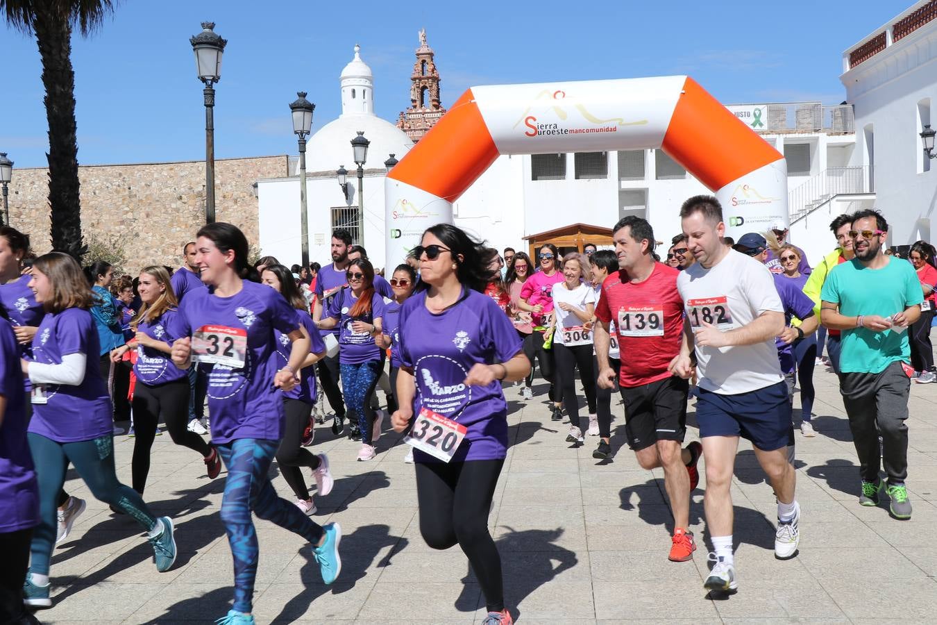 Participantes en la II Carrera de la Mujer.