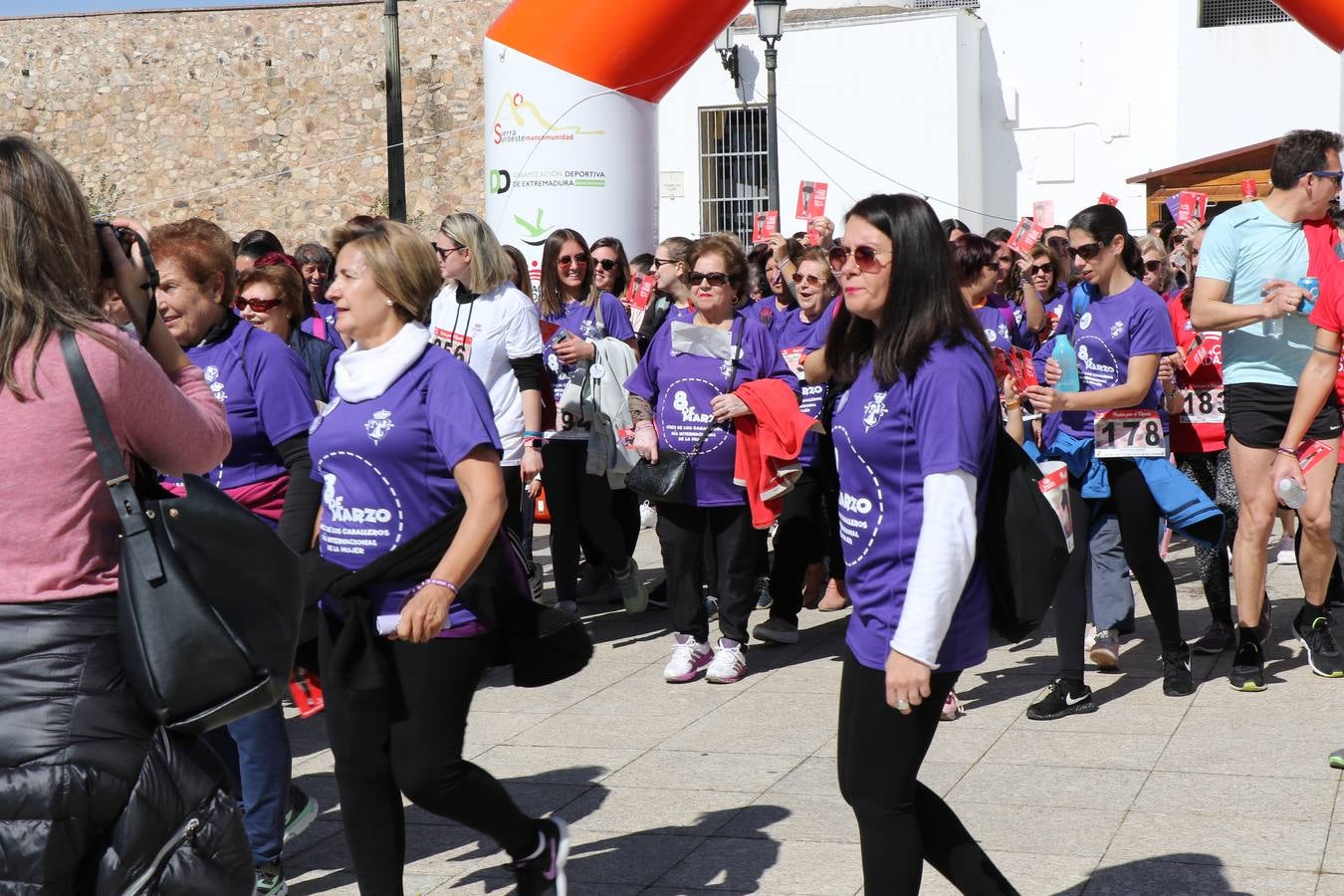 Participantes en la II Carrera de la Mujer.