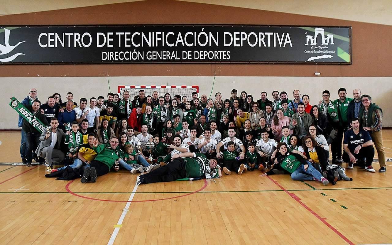 Foto de grupo con directiva, familiares y seguidores.