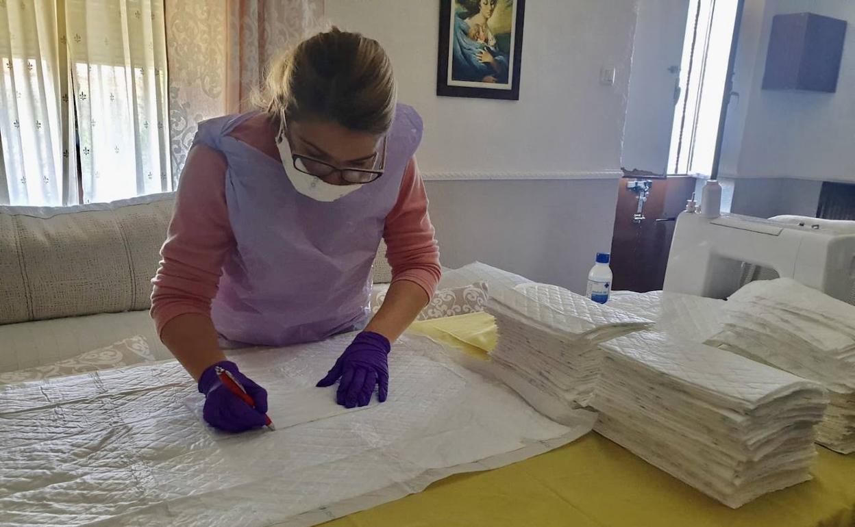 Carmen Cano confeccionando, en su casa, mascarillas. 