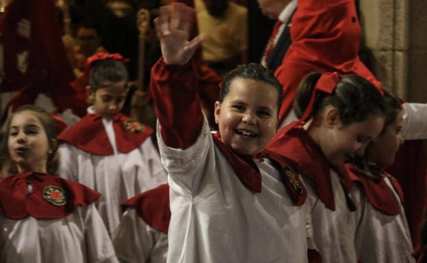 Acólitos durante el desfile procesional.
