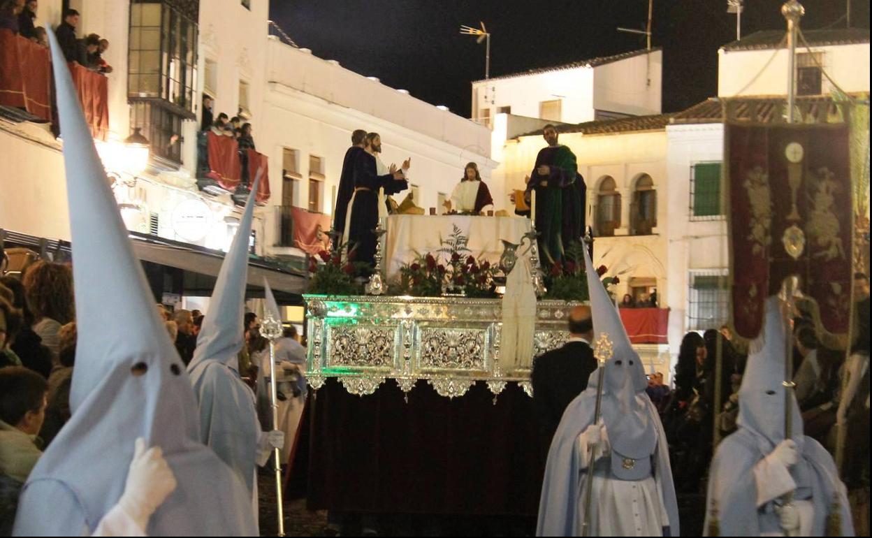Paso de la Santa Cena de la Archicofradía del Santísimo a su paso por la Plaza de España.