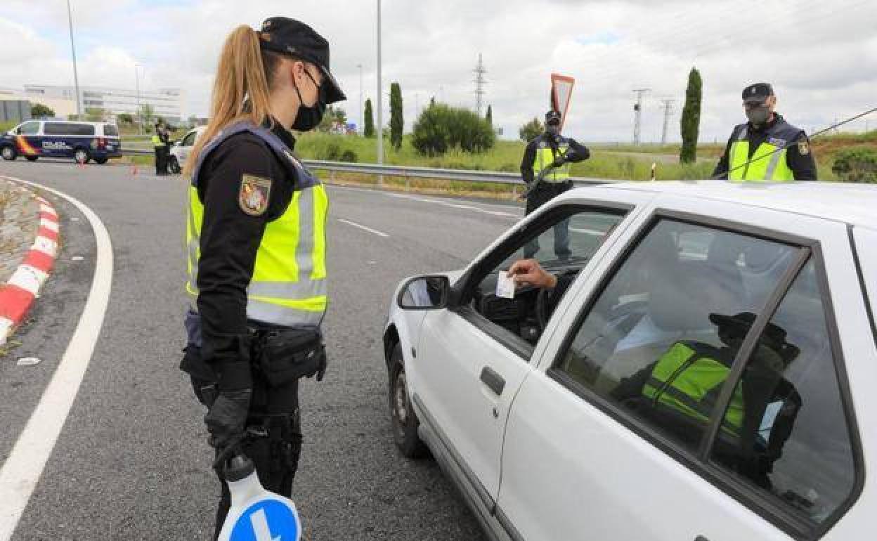 Control de la Policía Nacional en Cáceres.