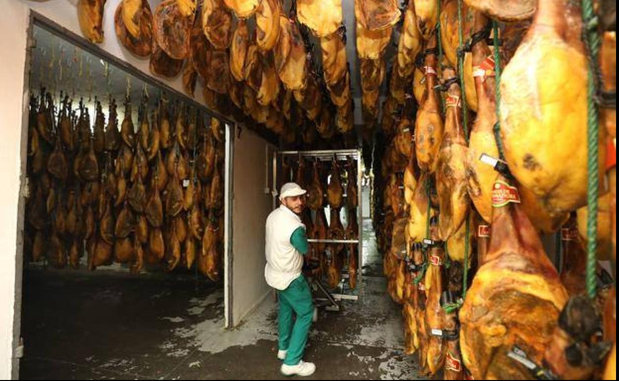 «Los secaderos están llenos de jamones que ahora no se están vendiendo»