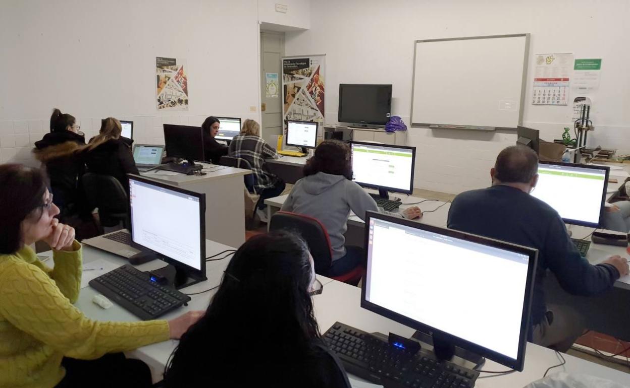 Usuarios en un taller impartido por el Nuevo Centro del Conocimiento de Jerez.