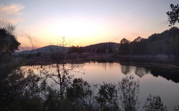 Con la presa al fondo, al atardecer.