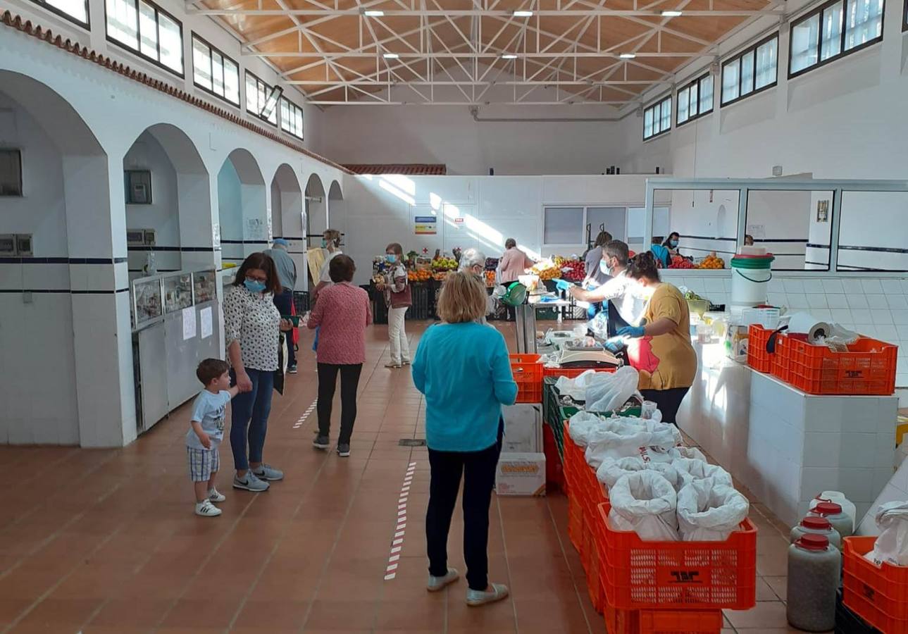 La actividad del mercado de abastos continuará también con las medidas establecidas.