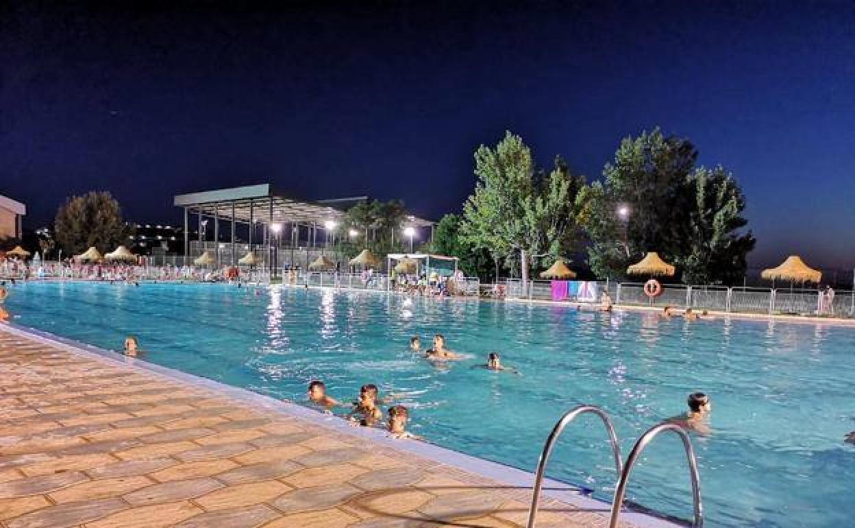 Bañistas en la piscina municipal de Castuera. 